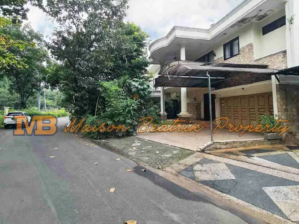 rumah mewah ada kolam renang di taman giri loka bsd