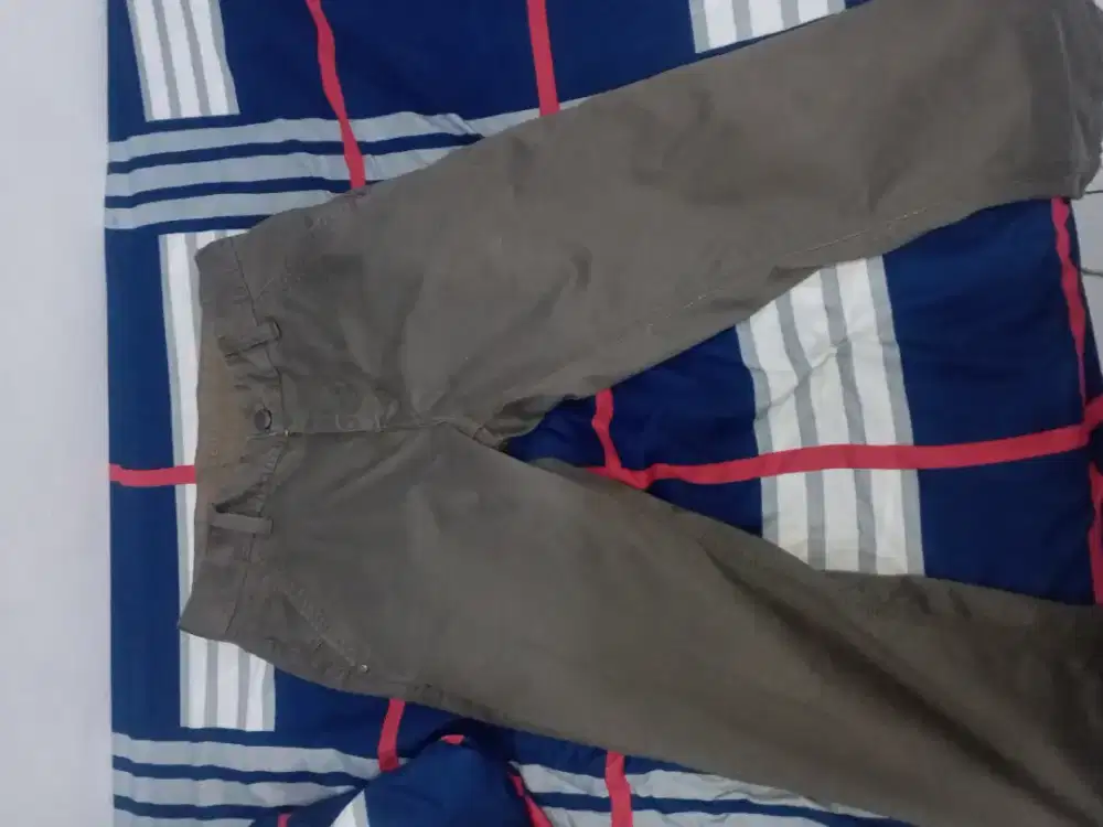 celana panjang chinos pria.
