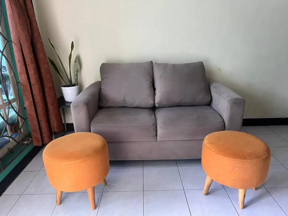 Sofa 2 seater, 2 kursi bulat, 1 meja kaca kecil