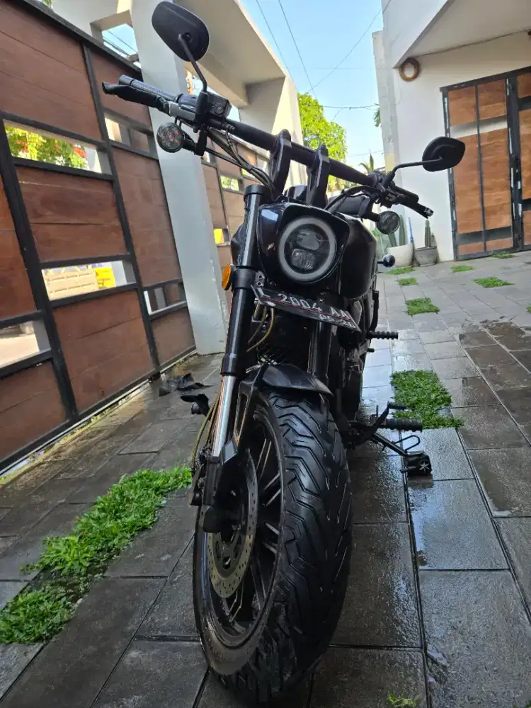 Keeway v250fi warna hitam standar