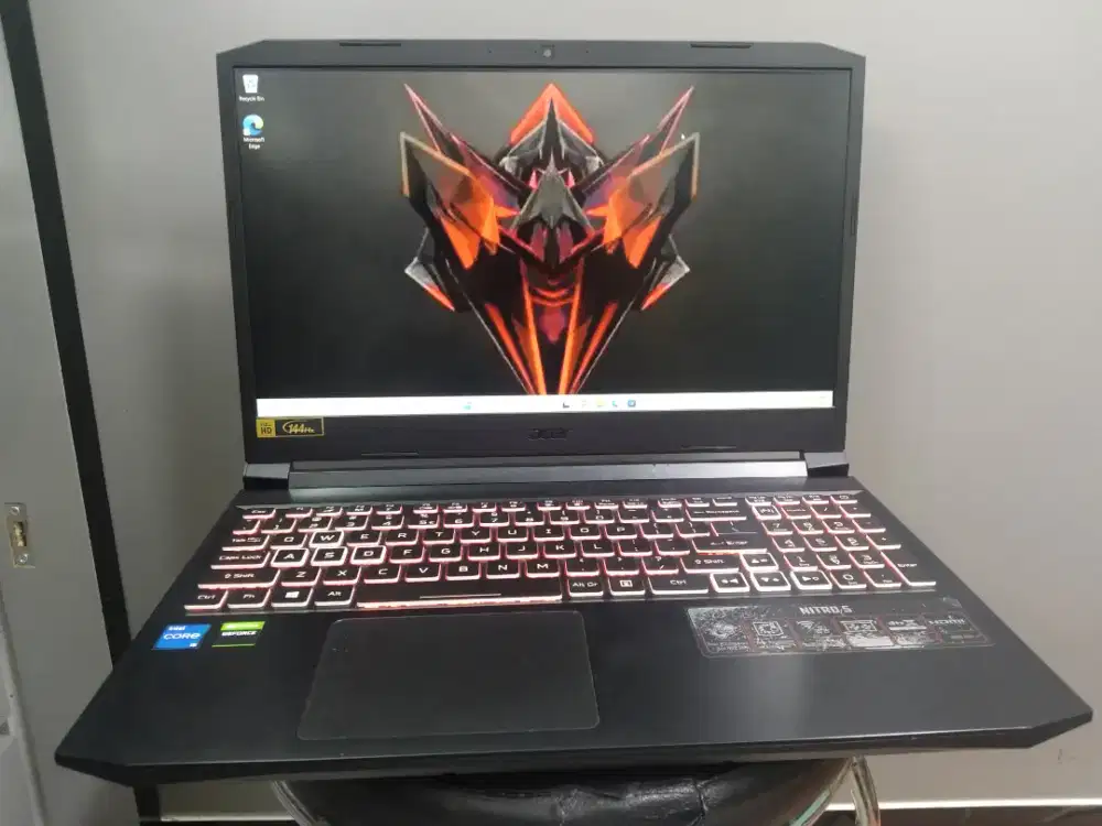 Acer Nitro 5
Core i5 11400H
Ram 16gb 
SSD 512Gb
VGA RTX 3050Ti 4Gb