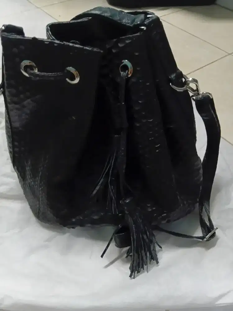 Tas kulit ular hitam