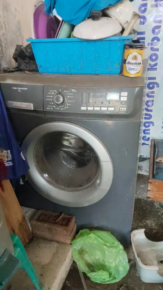 Mesin cuci elektrolux