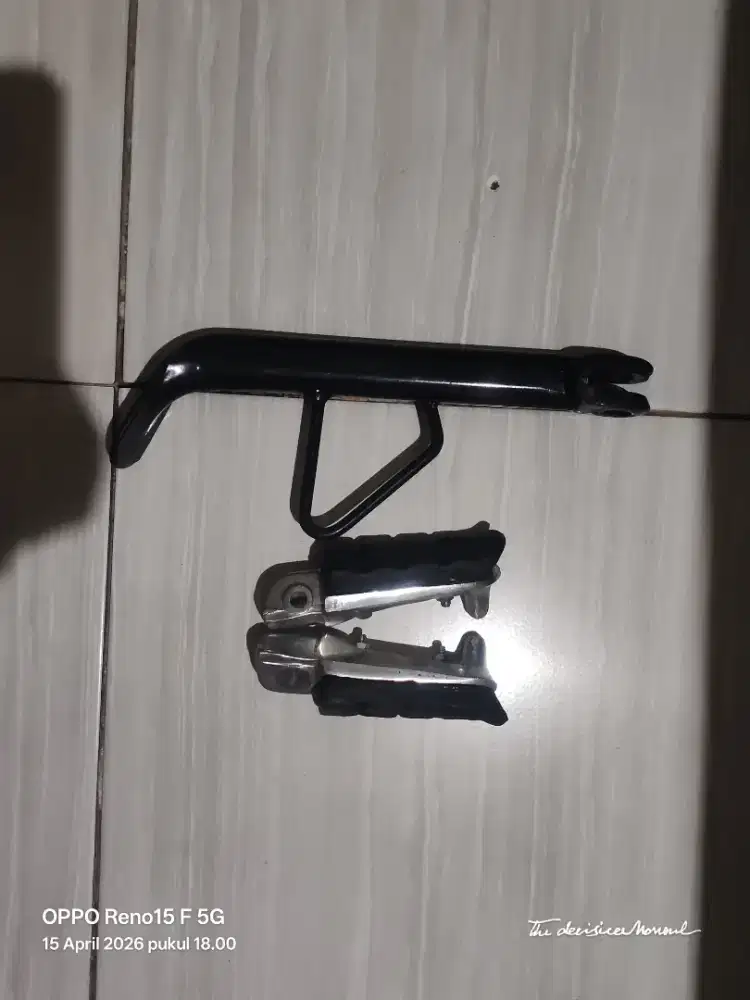 Footstep dan standar samping motor CB 150 R