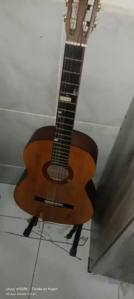 tersebut adalah gitar klasik Yamaha C315