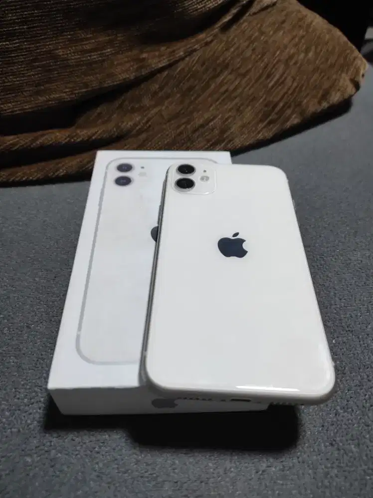 Iphone 11 64gb fullset like new,minus tiba2 mati total jual apa adanya