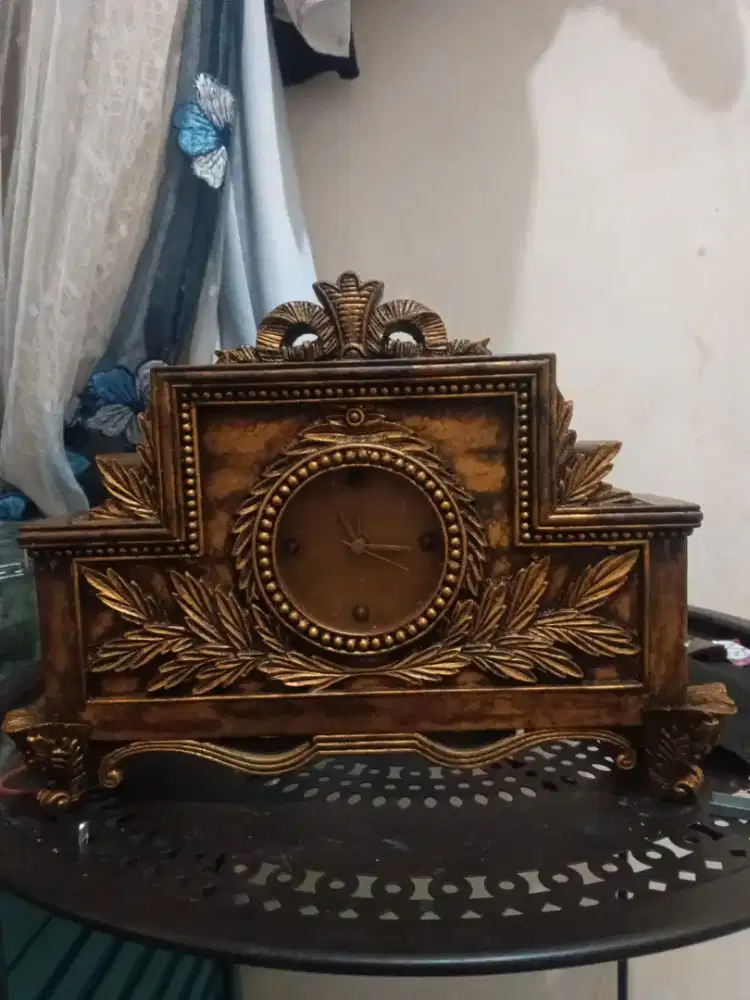 Jam meja antik ornamen daun