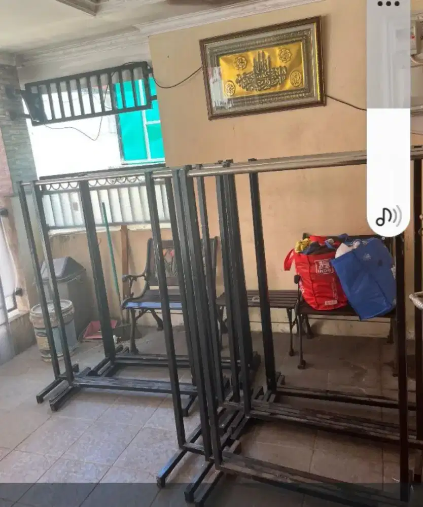 Gantungan baju sekon