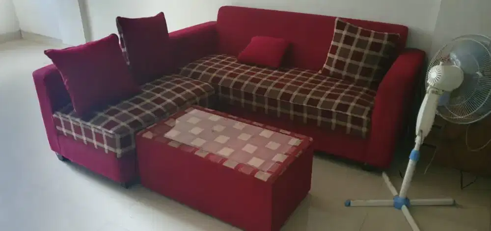 Sofa warna merah letter L