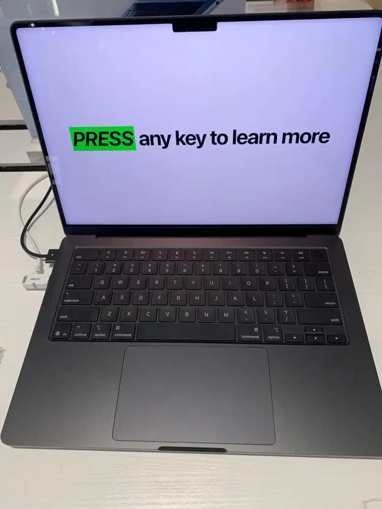 Macbook pro (14 inci)