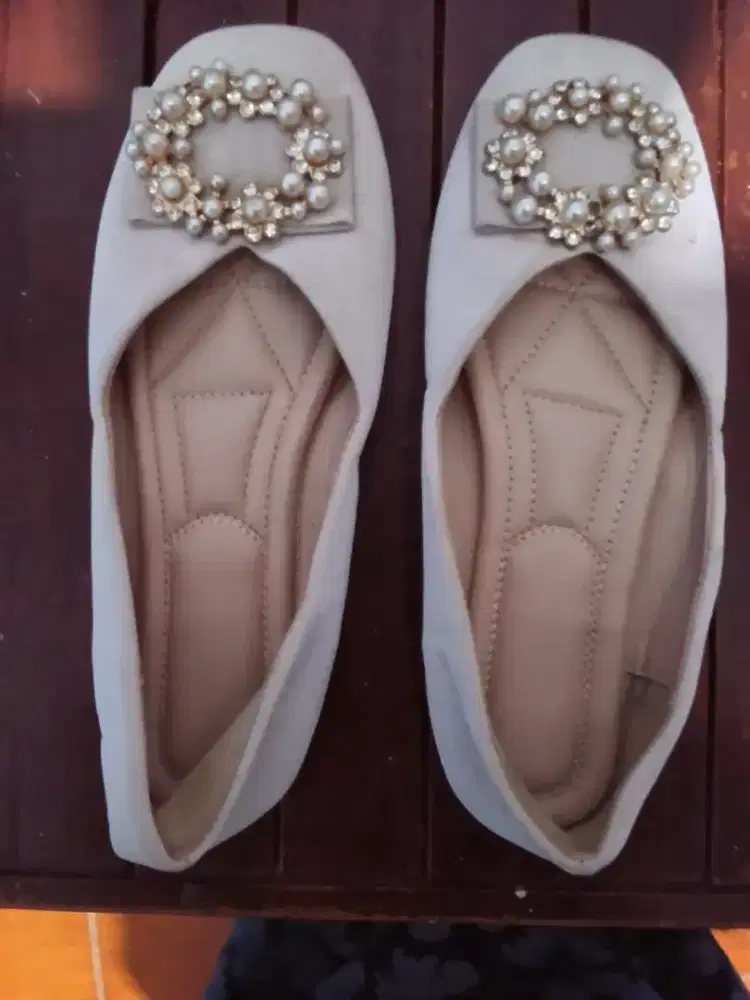 Sepatu wanita flat manik-manik