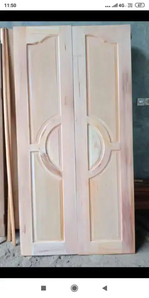 Pintu kayu utama