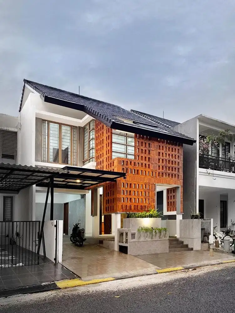 HOT SALE!!!RUMAH SIAP HUNI BRANDNEW SEMI FURNISHED LOKASI STRATEGIS