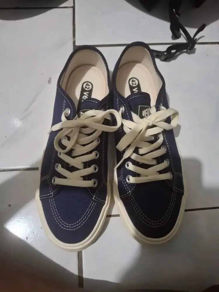 Ventela alpha navy size 42