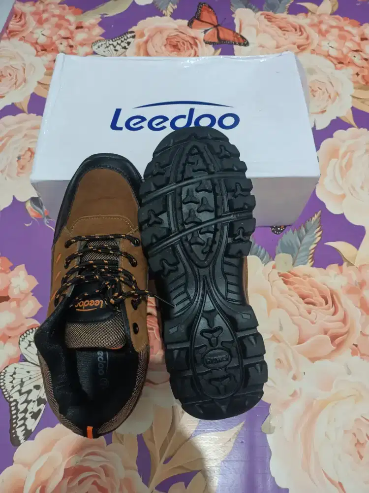 Sepatu sport hiking panjat tebing