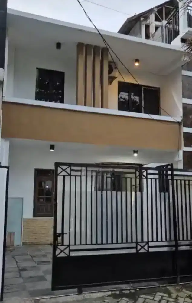 RUMAH 2 LANTAI MINIMALIS DI PERUMAHAN WIYUNG DEKAT TOL PAKUWON UNESA