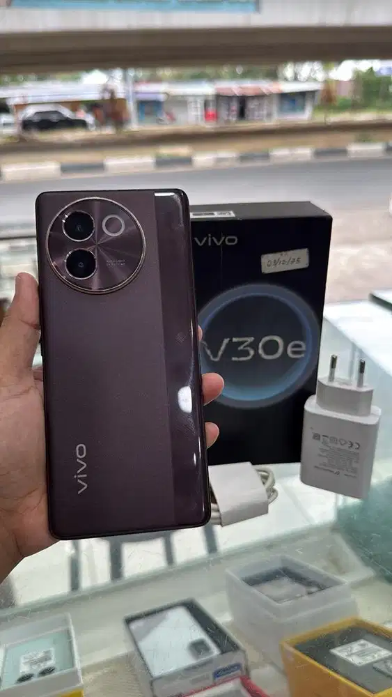 VIVO V30e 5G RAM 8+8/128 FULLSET SUPER MULUS BAWAAN LAHIR SEHAT AMOLED