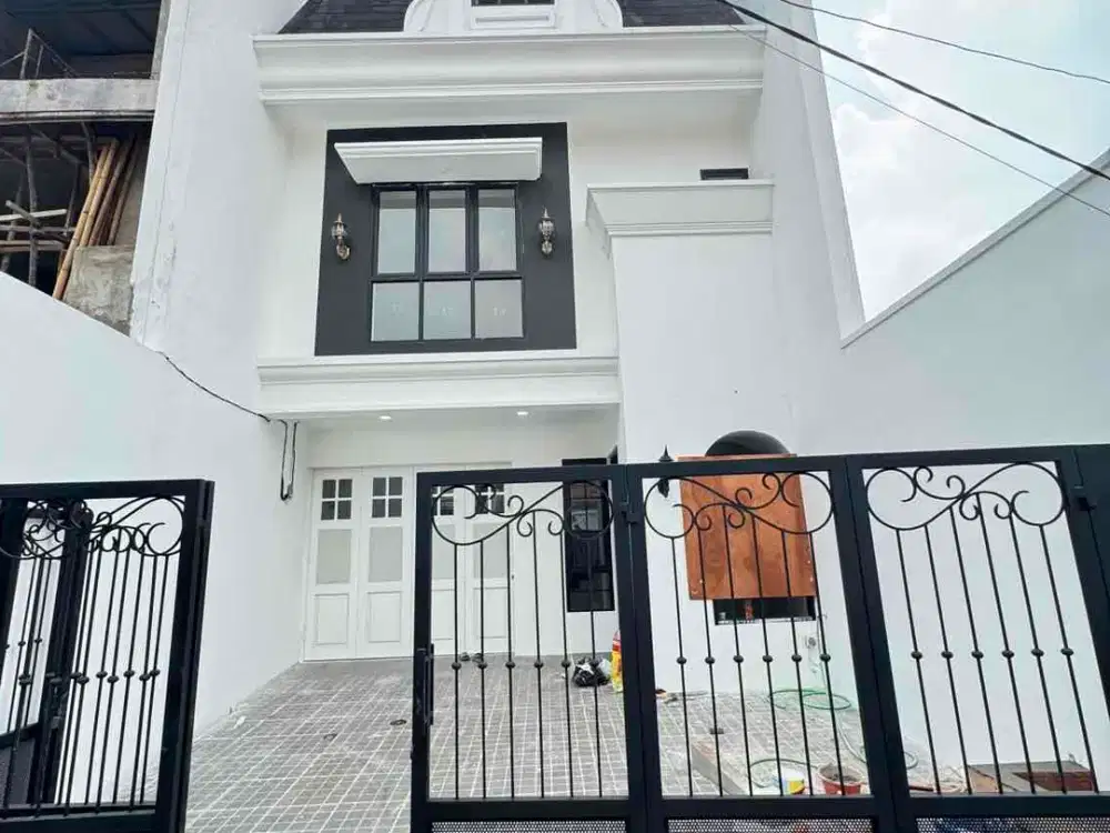 Rumah Tebet 3 Lantai Siap Huni Bergaya American Classic Lokasi Premium