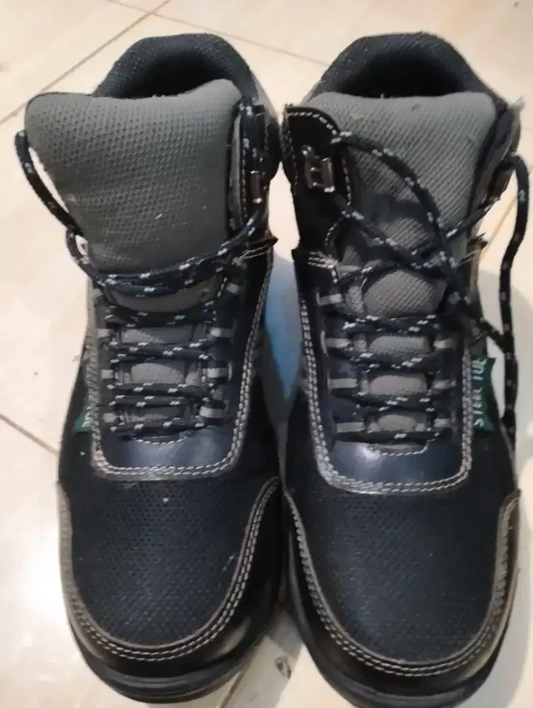 Sepatu safety bekas