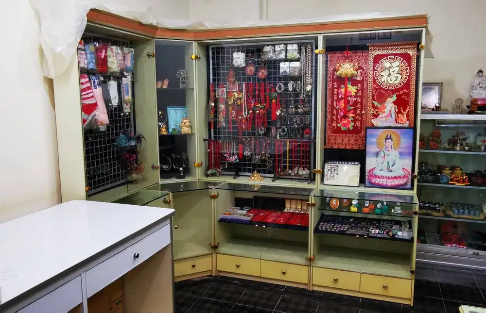 Di  lemari kaca display 1 set pajangan