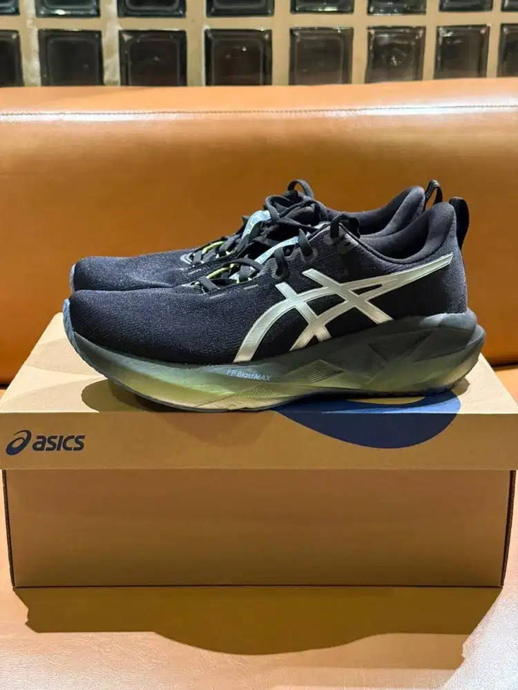ASICS Novablast 5 Luxe Black – LIKE NEW