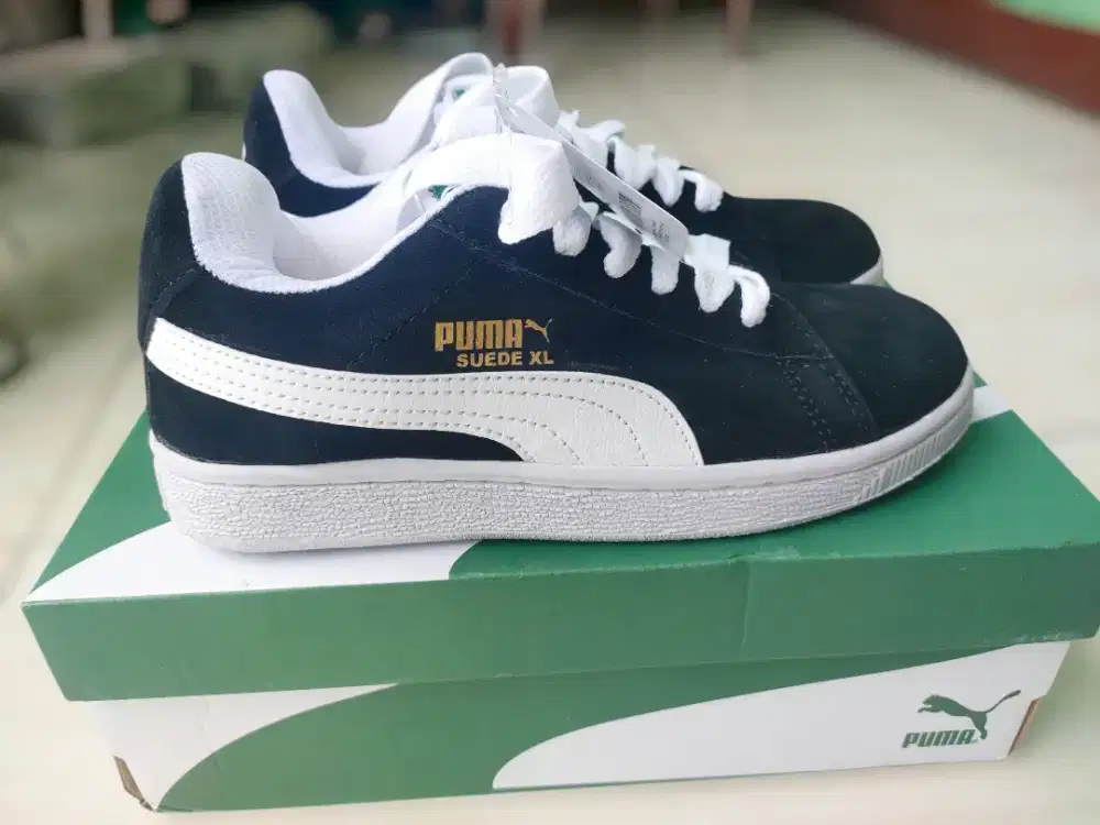 Sepatu sneakers suede