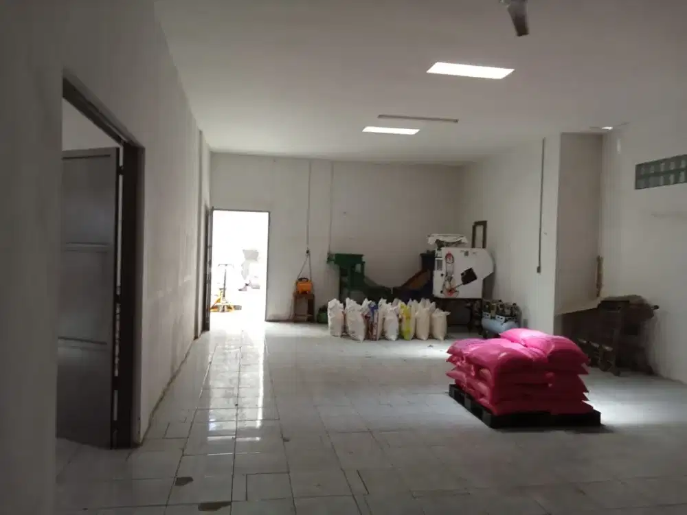 Gudang Tengah Kota di Bojongloa dekat Tol Pasir Koja