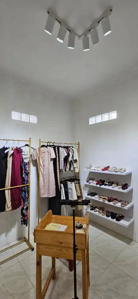 Dicari host live online