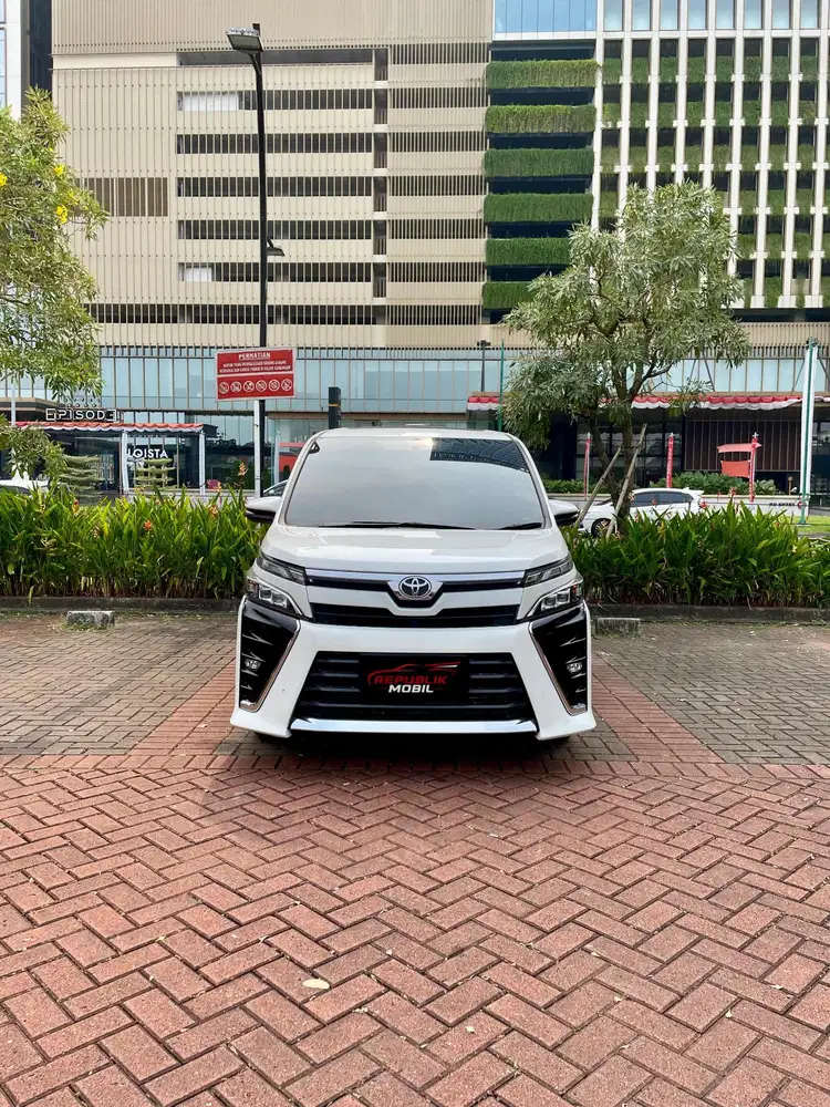 Toyota Voxy 2.0 AT 
NIK 2021
