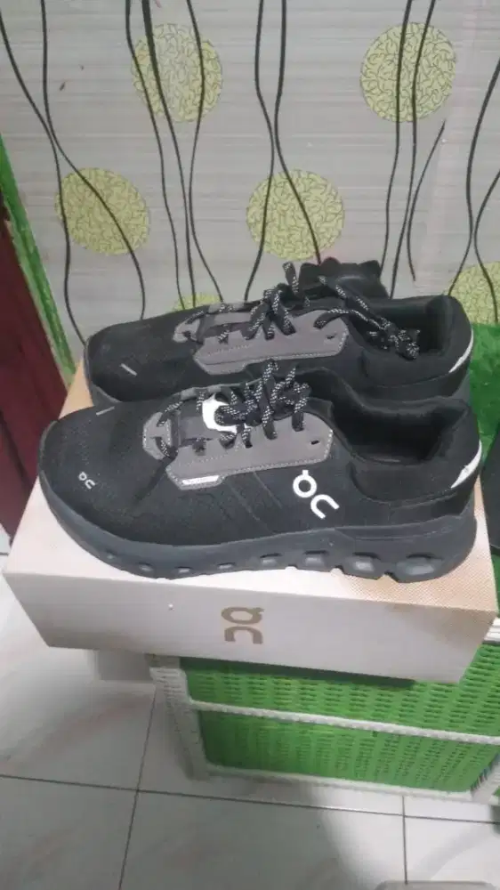 Sepatu on clude Runner