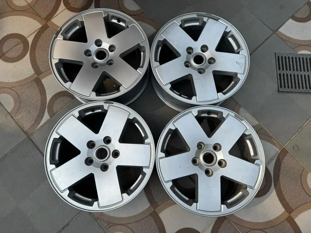 Dijual Velg OEM Jeep JK Sahara R18 PCD 5x127 Bekas
