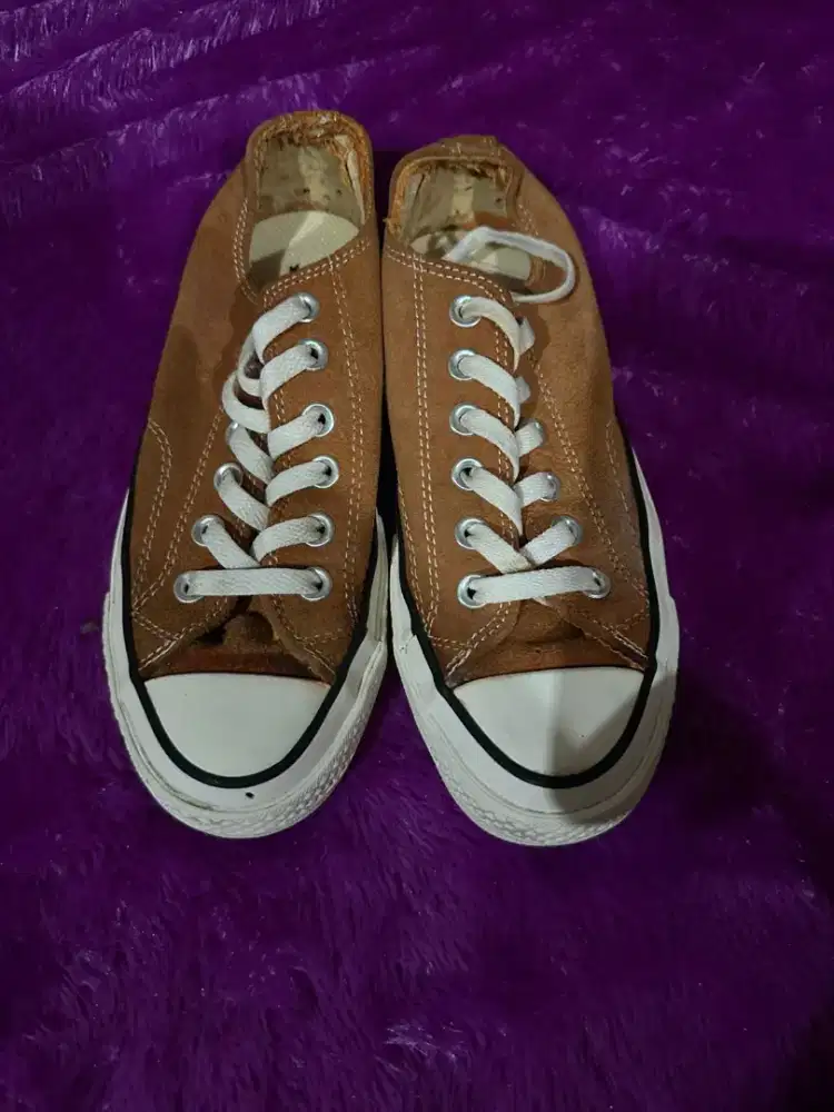 Sepatu converse coklat
