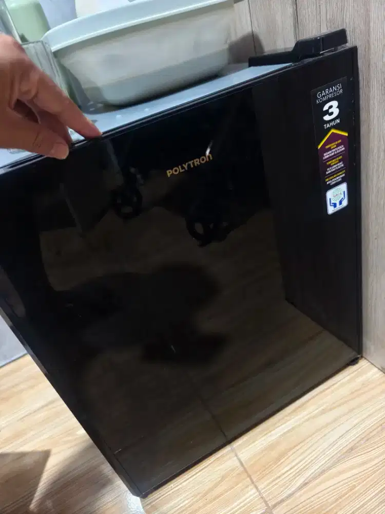 Kulkas minibar, kondisi mawih seperti baru, dingin sadis