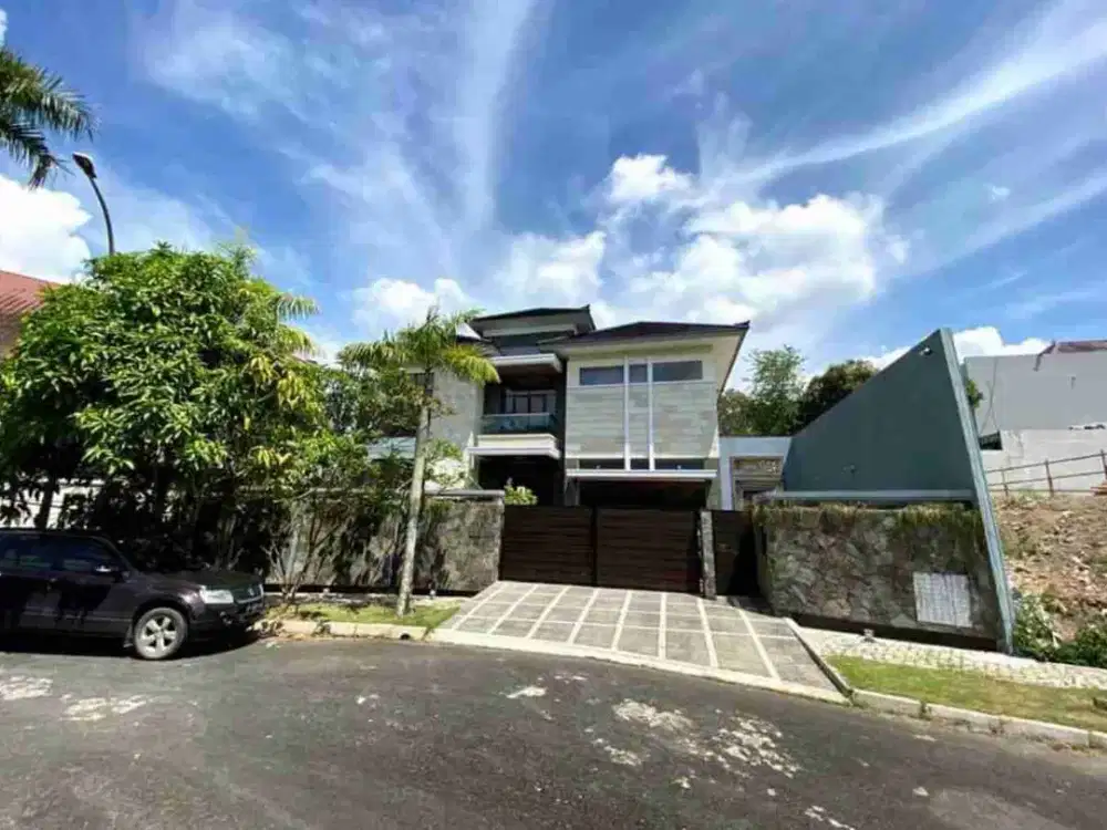 Di Jual Rumah Mewah 2Lt Bukit Indah Sukajadi Belakang Rumah VIEW GOLF!