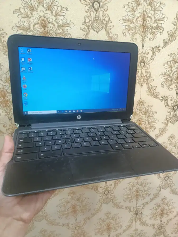 Crombook hp ram 4 SSD 128 minus pemakaian saja SM charger