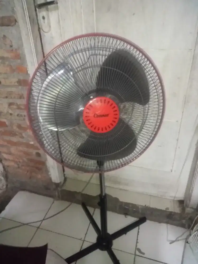 Kipas angin berdiri cosmos