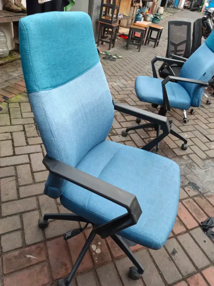 Jual kursi kantor masih bagus seperti baru