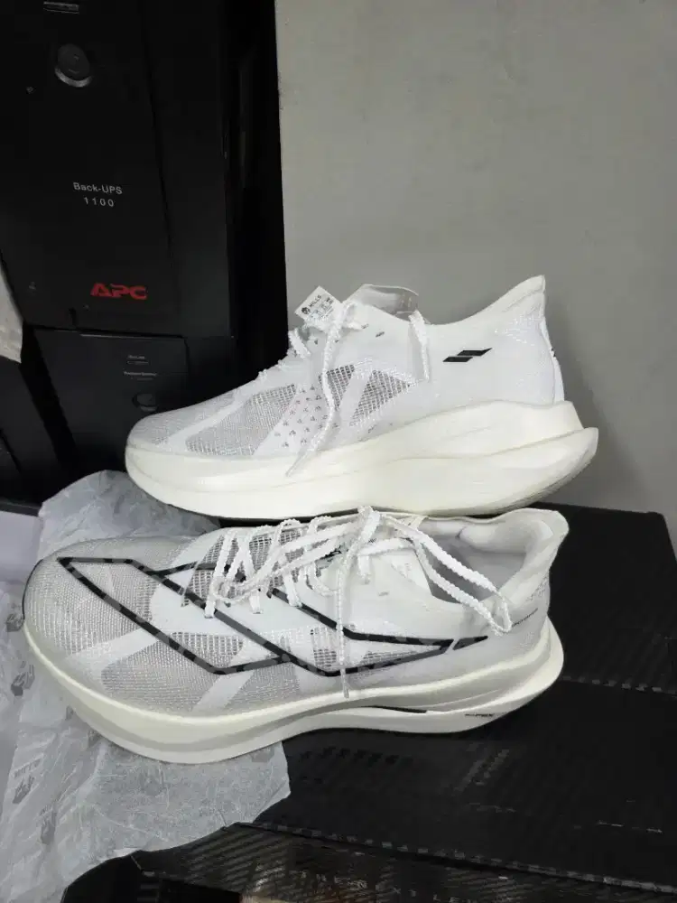 sepatu running mills enercharge m1