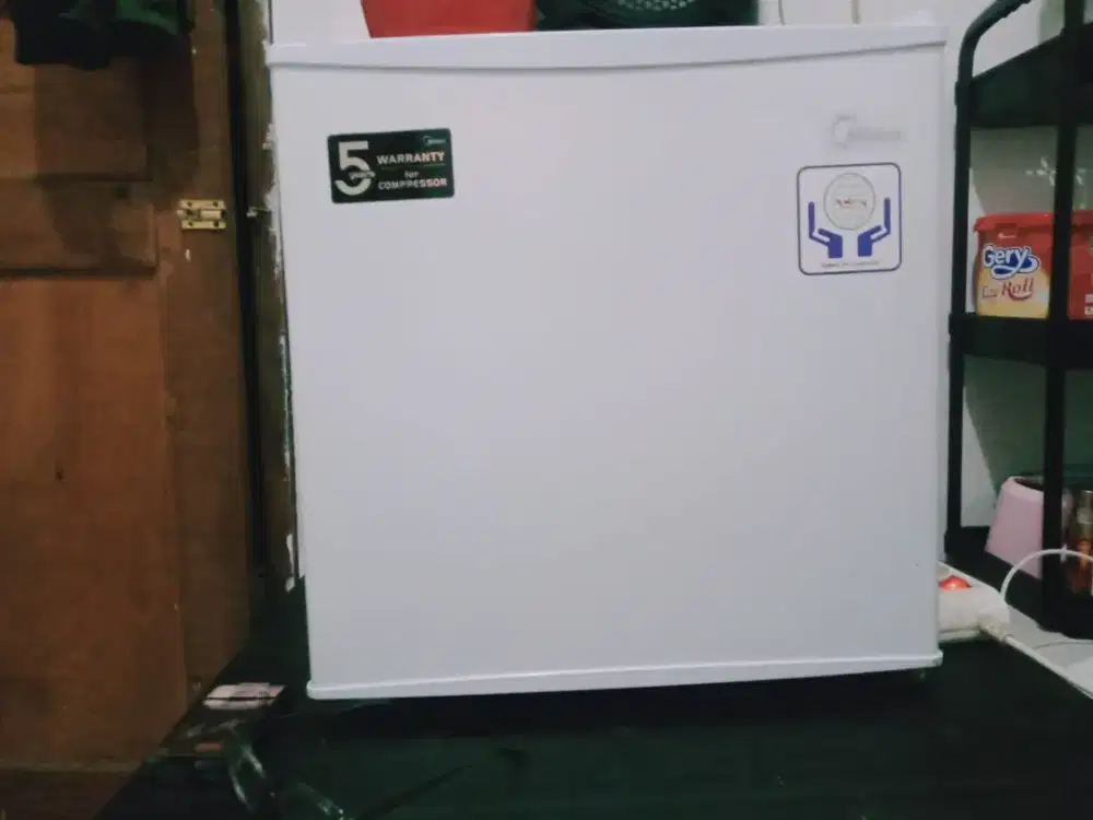 MIDEA, kulkas baru dipakai 1 tahun. NEGO tipis ya ^^