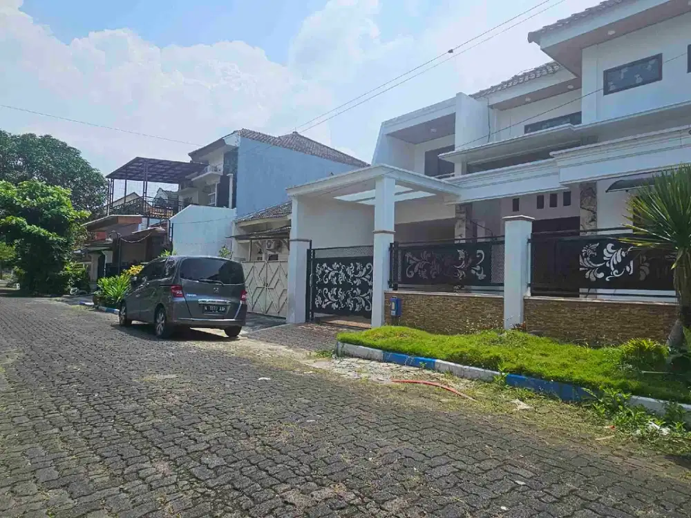 rumah baru siap huni hanya 50 m dari jalan kembar jalan utama araya blimbing dekat plaza mall araya, RS PERSADA dan kampus BINUS. carport 2 mobil