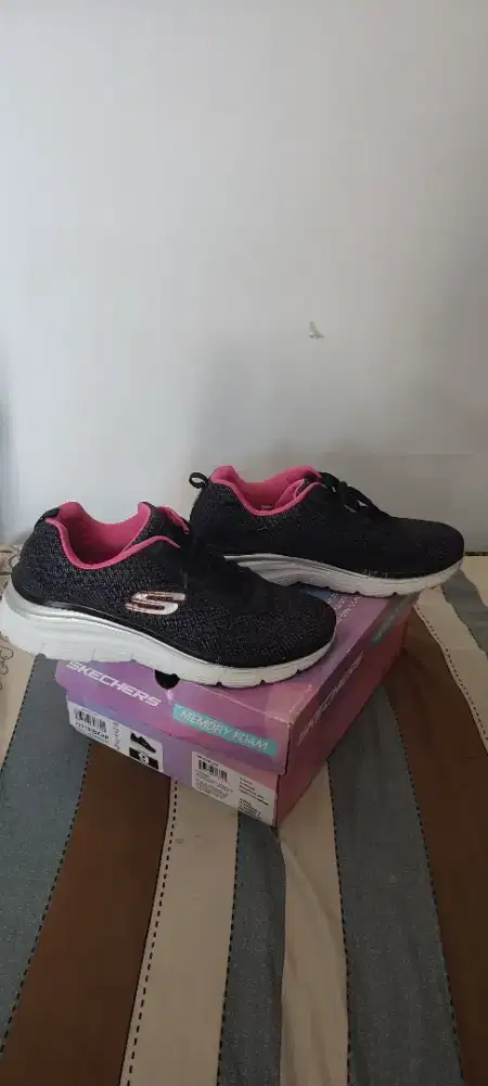 Sepatu skechers women memory foam
