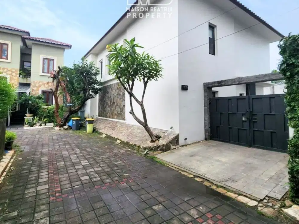 DIJUAL RUMAH RAPIH TERAWAT FURNISHED SIAP HUNI PRIVATE POOL DI PONDOK LABU JAKARTA SELATAN