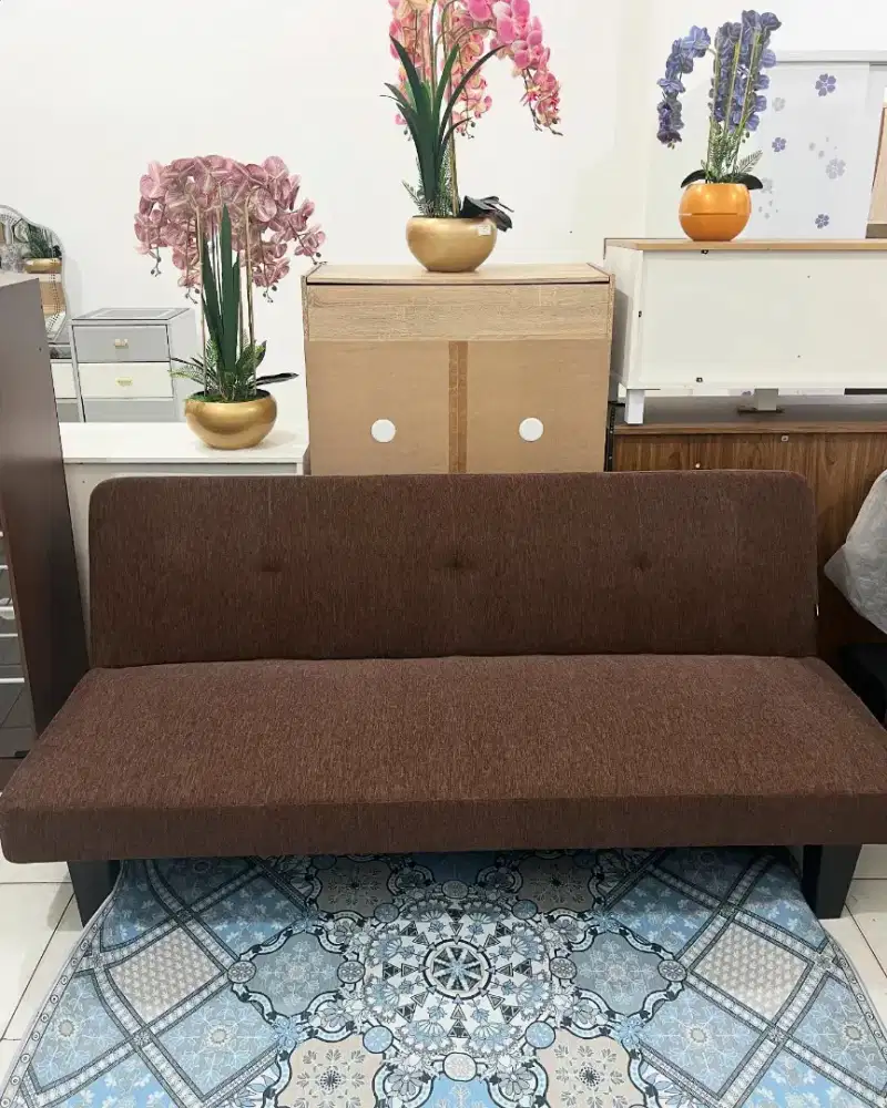 Sofa bed mrk imforma warna coklat bahan bludru.No minus.kondisi Normal