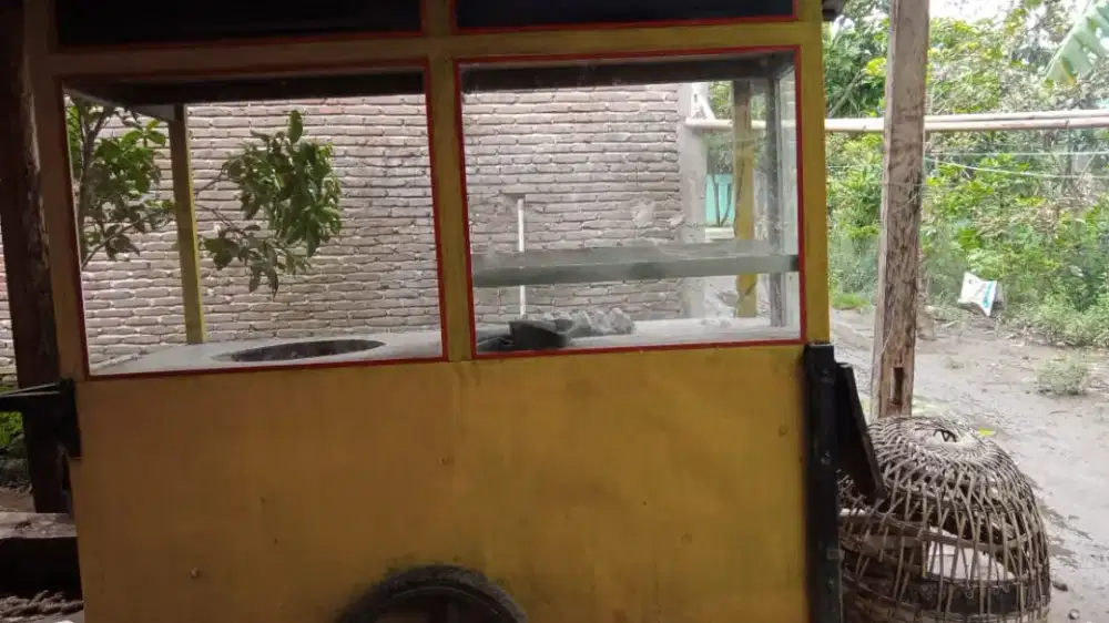 Gerobak bakso atau gorengan