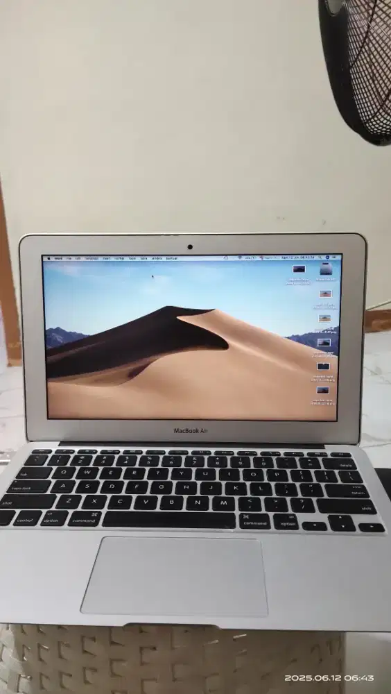 Macbook air 11 inc 2015 128 (Apple Ori beli di applestore)