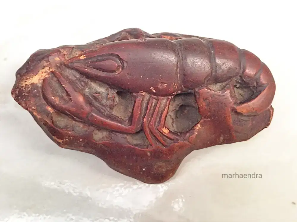 Batu ukiran motif udang lobster kuno jadul antik