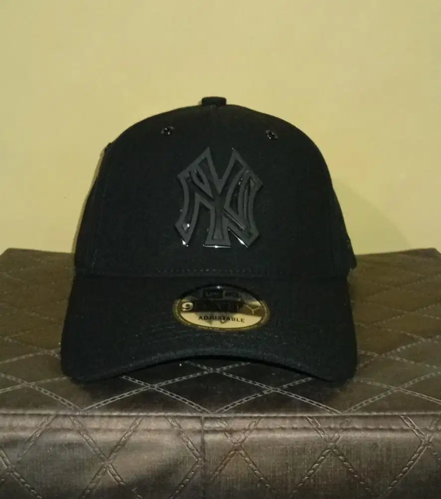 NEW ERA NY BLACK ON BLACK CAPS