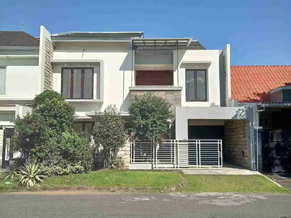 Dijual rumah cantik 2lantai lokasi strategis