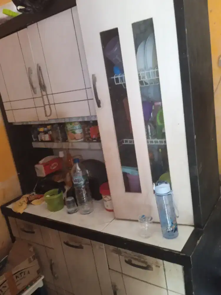 lemari piring 3 pintu