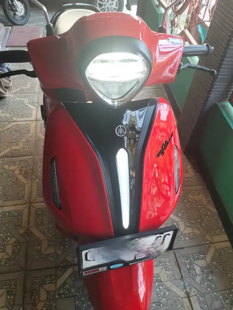 Yamaha Grand Filano warna merah